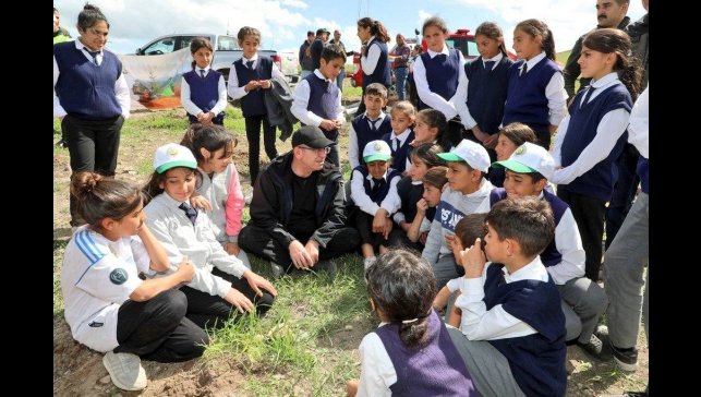 Kars'ta 400 meyve fidanı toprakla buluştu