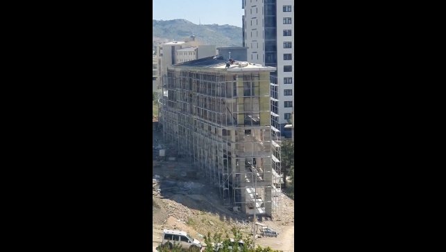 Çatıdaki tehlikeli çalışma kamerada