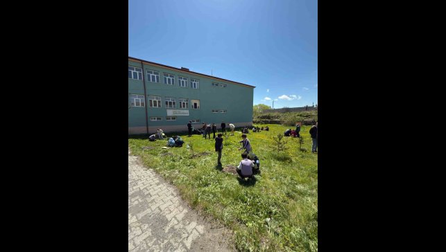 Öğrencilerden Fidan Dikimi Etkinliği