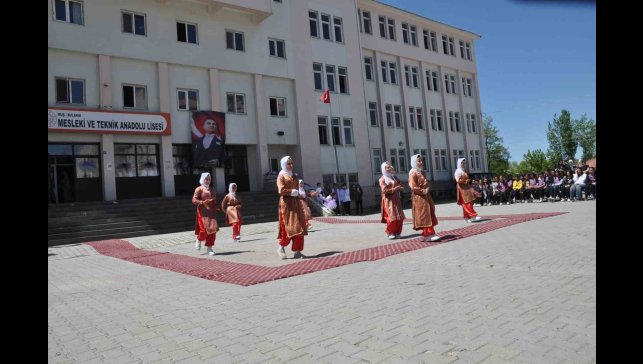 Bulanıklı öğrencilerden yılsonu etkinliği