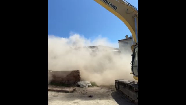 Elazığ'da ağır hasarlı yapıların yıkımları sürüyor