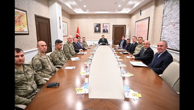 Bürokrat ve askerler eğitim zirvesinde buluştu