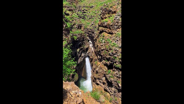 Kayanın içinden süzülen şelale görenleri hayran bırakıyor