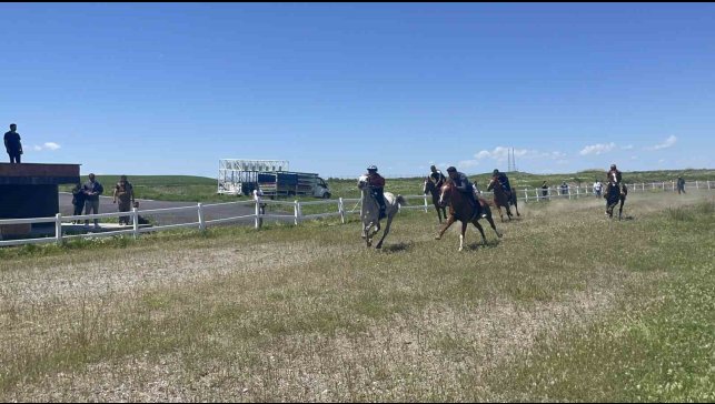 Malazgirt'te geleneksel at yarışması