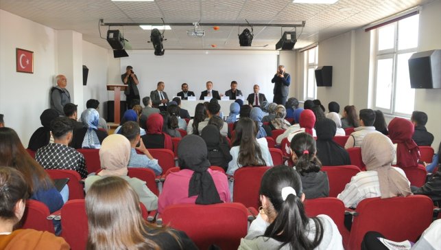 Bulanık'ta "kariyer ve yetkinlik" semineri düzenlendi