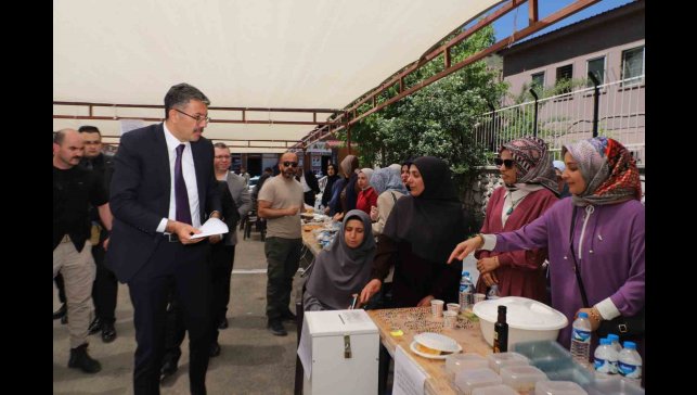 Hakkari'de cami yararına hayır çarşısı kuruldu