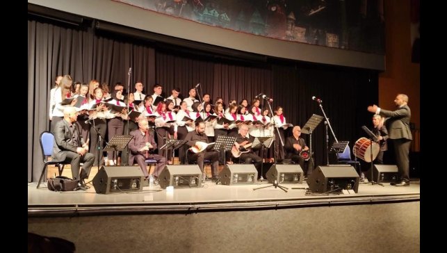 Gençler türküleriyle dinleyenleri mest ettiler