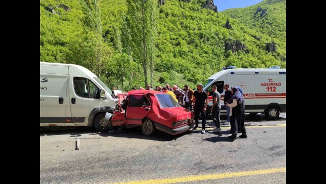 Erzurum'da minibüsle çarpışan Fiat Tofaş araç hurdaya döndü: 1 ölü, 1 ağır yaralı