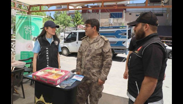Hakkari'de "En İyi Narkotik Polisi: Anne" standına açıldı