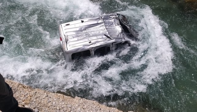 Van'da dereye düşen hafif ticari aracın sürücüsü kurtarıldı
