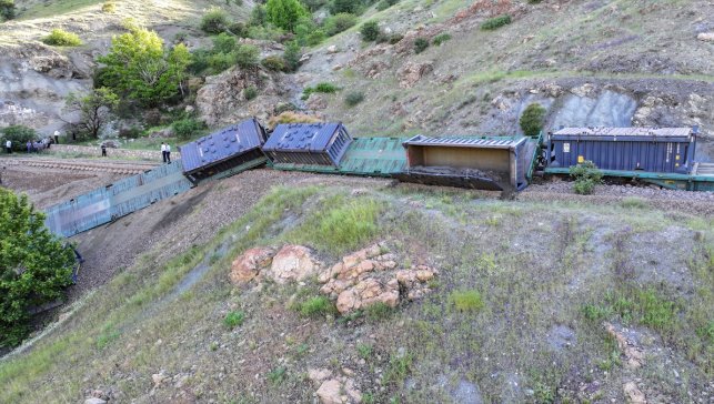 Elazığ'da yük treninin 5 vagonu raydan çıktı