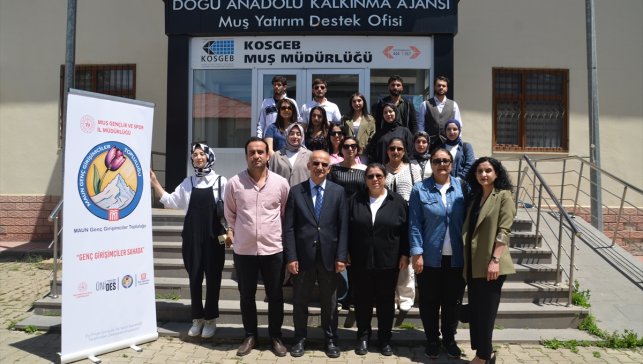 Muş'ta üniversite öğrencileri, tekstil ve lokum üretim tesislerini gezdi