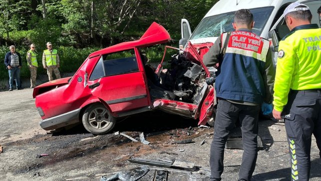 Erzurum'da minibüs ile otomobilin çarpışması sonucu 2 kişi öldü, 1 kişi yaralandı
