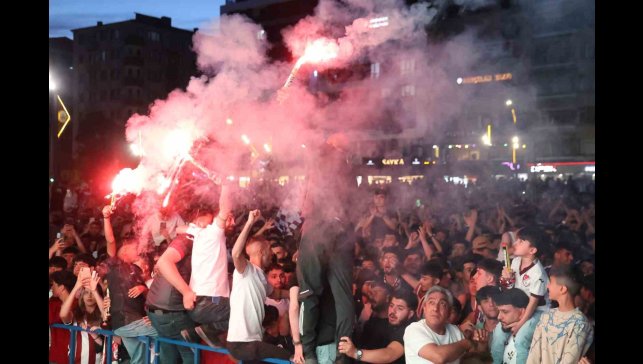 Elazığ'da nefesler tutuldu: Taraftarlar Elazığspor maçı için dev ekran başına geçti