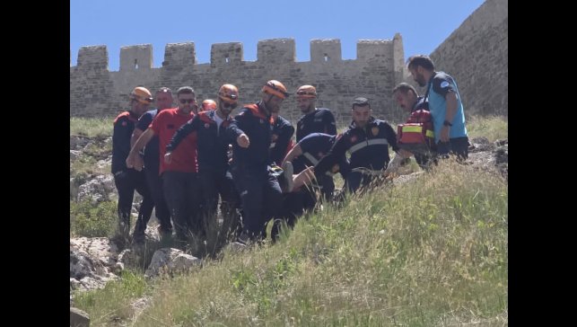 Van Kalesi'nde kayalıklarda mahsur kalan şahıs kurtarıldı