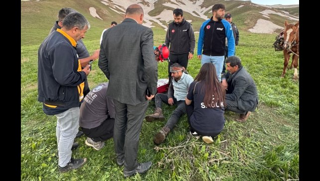 Yüksekova'da ot toplarken bayılan genç için ekipler seferber oldu