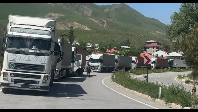 Türkiye-İran sınırında 2 kilometrelik tır kuyruğu