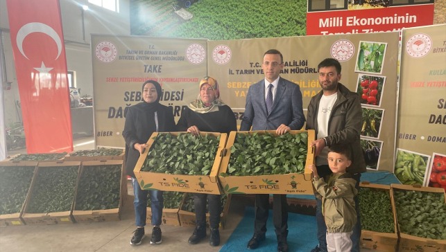 Ağrı'da çiftçilere 147 bin sebze fidesi dağıtıldı