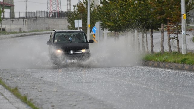 Kars'ta sağanak ve dolu etkili oldu