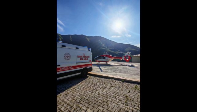 Bahçesaray'da yaşlı hasta helikopter ambulansla Van'a sevk edildi