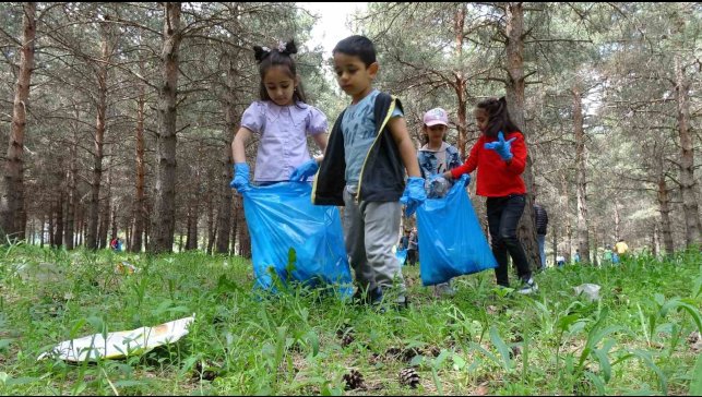 Büyüklerin kirlettiği çevreyi minikler temizledi