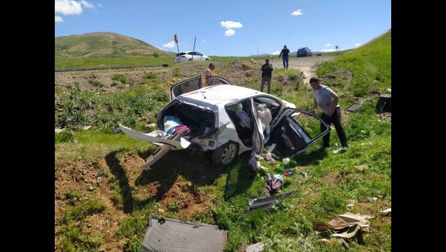 Bingöl'de trafik kazası: Baba öldü, eşi ve çocuğu yaralandı