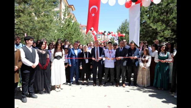 Ağrı Hayrettin Atmaca Anadolu Lisesi'nden 19 proje TÜBİTAK fuarında sergilendi