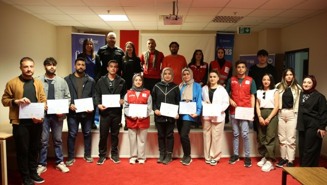 Bitlis'te 25 üniversite öğrencisine paraşüt eğitimi verildi