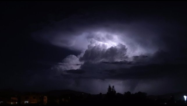 Van'da şimşeklerin bulutlarla dansı