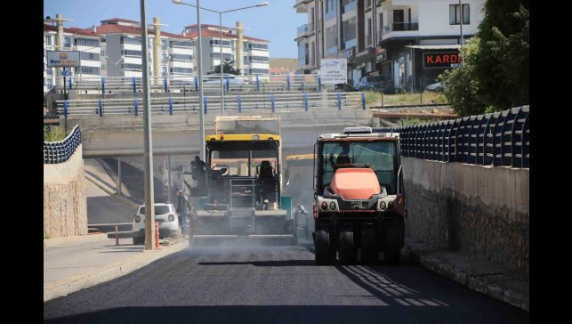 Elazığ'da asfaltlama çalışmaları sürüyor