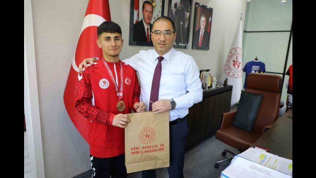 Ağrı Gençlik ve Spor İl Müdürü Çelebi, şampiyon sporcuyu tebrik etti