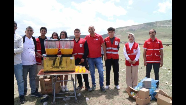 Kızılay'ın yaylada düzenlediği bahar şenliği renkli görüntülere sahne oldu