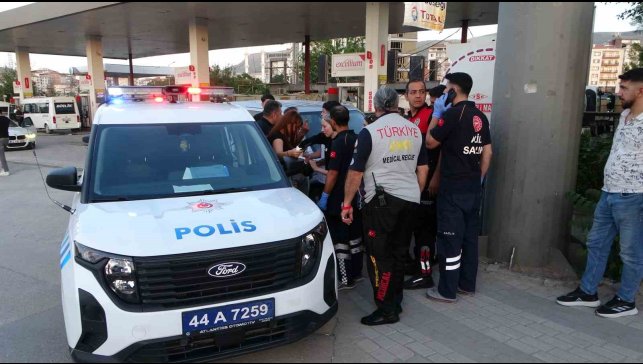 Malatya'da otobüste tartışan 2 kadın indikleri durakta birbirlerini bıçakla yaraladı