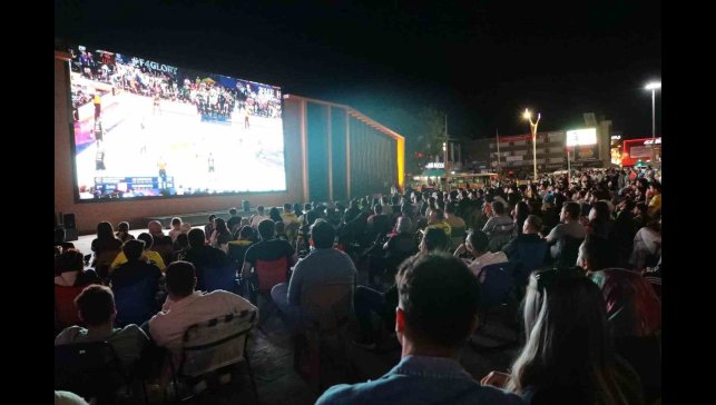 Erzincan'da Fenerbahçe'nin Euroleague final maçı dev ekranda izlendi