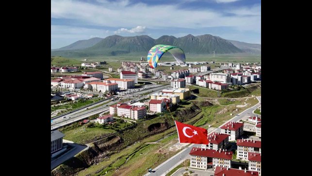 Bitlis semalarında yamaç paraşütü heyecanı yaşandı