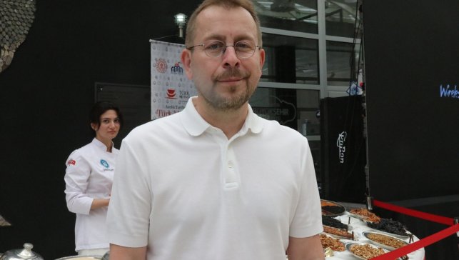 Şef Ömür Akkor, Malatya'da Arapgir mor reyhan şerbeti yapımına katıldı