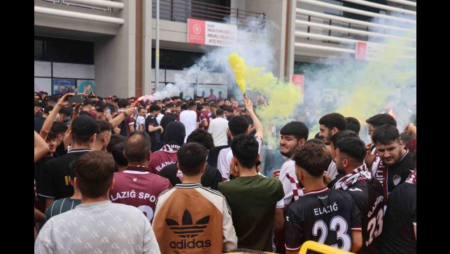 Elazığsporlu taraftarlardan takıma tam destek