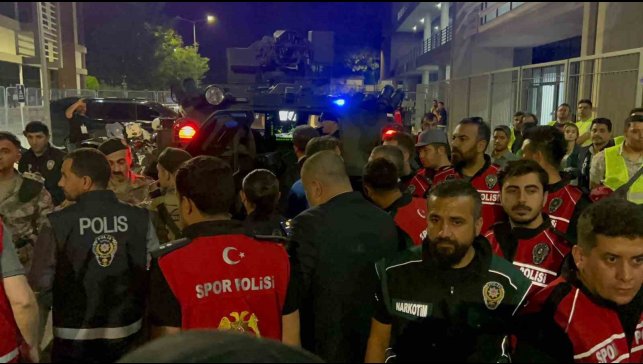 Elazığ'da hakem ve futbolcular zırhlı araçlarla staddan ayrıldı