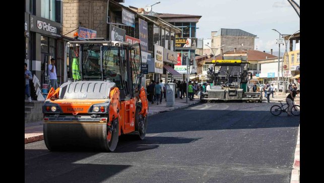 Van Büyükşehir Belediyesi asfalt serimine başladı