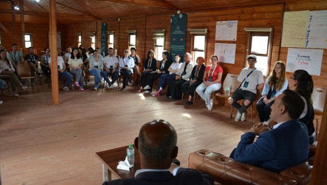 Malazgirt Kaymakamı Bayram, farklı ülkelerden gelen gençlerle buluştu