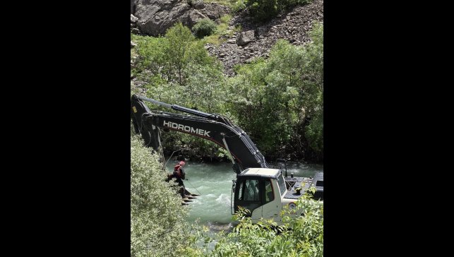 Hakkari'de dereye düşerek kaybolan genci arama çalışmaları sürüyor