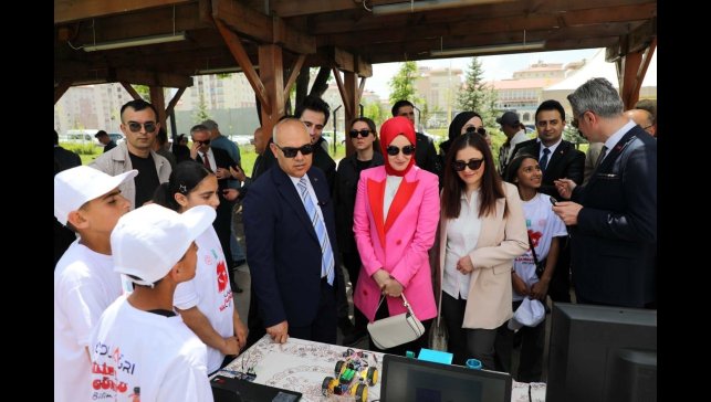 Ağrı'da "Geleneksel Bilim Dolu Günler" bilim şenliği büyük bir coşkuyla başladı