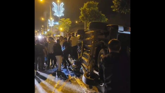 Hakkari'de kontrolden çıkan hafif ticari araç yan yattı: 1 yaralı