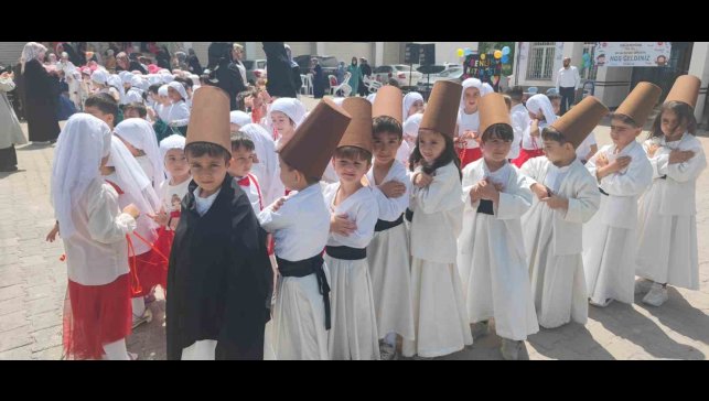 Bitlis'te 4-6 yaş Kur'an kursu öğrencilerinin gösterisi büyük ilgi gördü