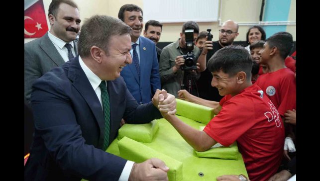 Valiyle öğrencilerin bilek güreşi renkli görüntüler oluşturdu