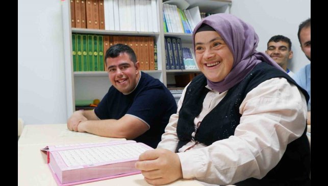 Down sendromlu Fatma ve Muhammet'in Kur'an-ı Kerim aşkı engel tanımadı