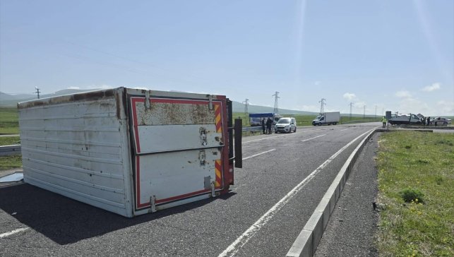 Ardahan'da iki kamyonet çarpıştı, sürücüler yaralandı