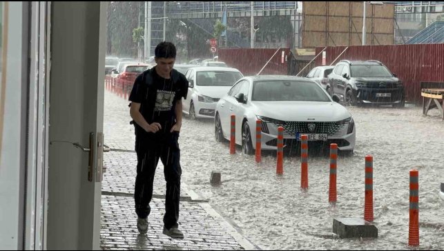 Malatya'da sağanak yağış hayatı felç etti