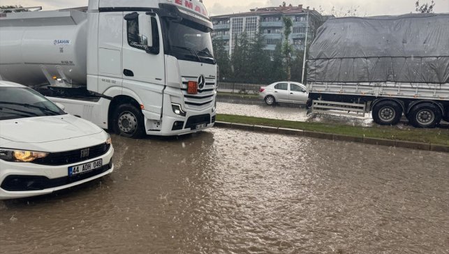 Malatya'da sağanak ve dolu etkili oldu
