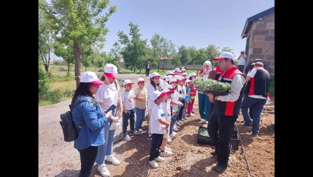 Güroymaklı öğrencilere uygulamalı tarım eğitimi